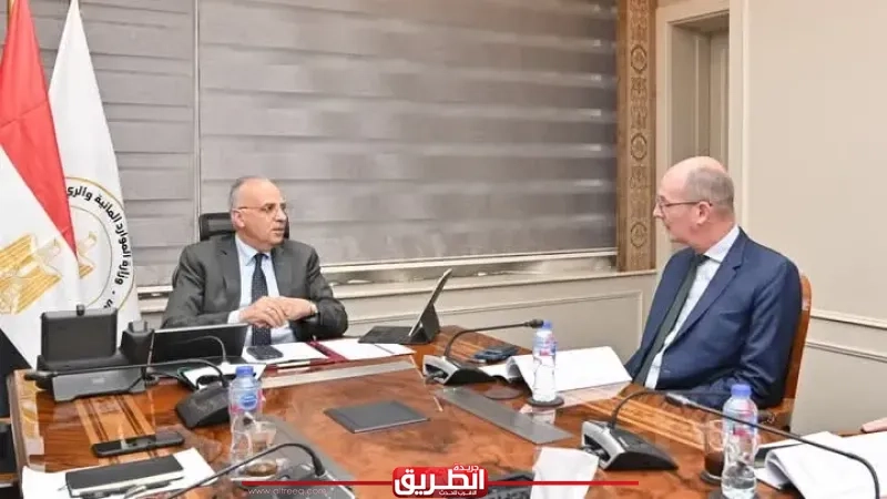وزير الري يلتقي نائب رئيس بنك التنمية والإعمار الأوروبي