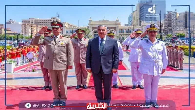 محافظ الإسكندرية يضع إكليلًا من الزهور على النصب التذكاري للشهداء بميدان محطة مصر