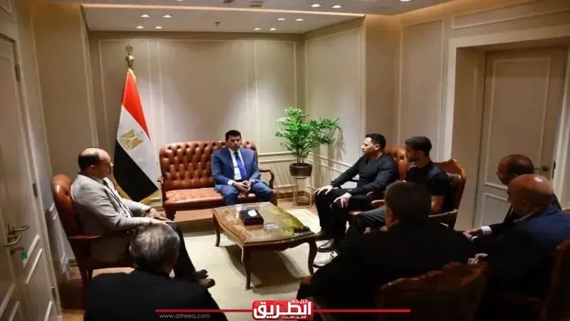 وزير الشباب والرياضة يلتقي بطل المصارعة مصطفى حسين