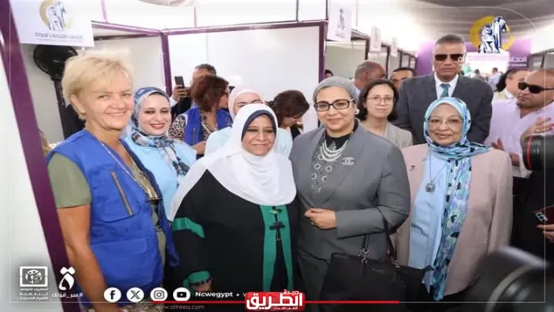 رئيس المجلس القومى للمرأة ومحافظ أسوان ورئيسة بعثة الاتحاد الأوروبي يتفقدون نموذج المحاكاة البنكي بالقرى