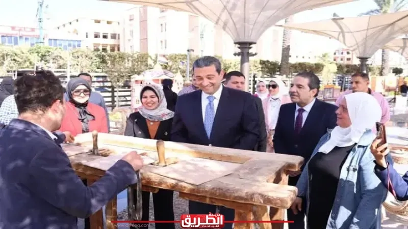 محافظ دمياط يشارك بتجربة للنحت على الخشب مُعلناً إطلاق حزمة من الإجراءات لإحياء هذه الحرفة