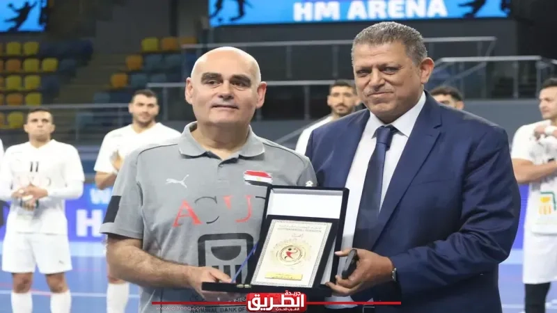 رئيس اتحاد كرة اليد يكرم باستور المدير الفنى الإسبانى للفراعنة