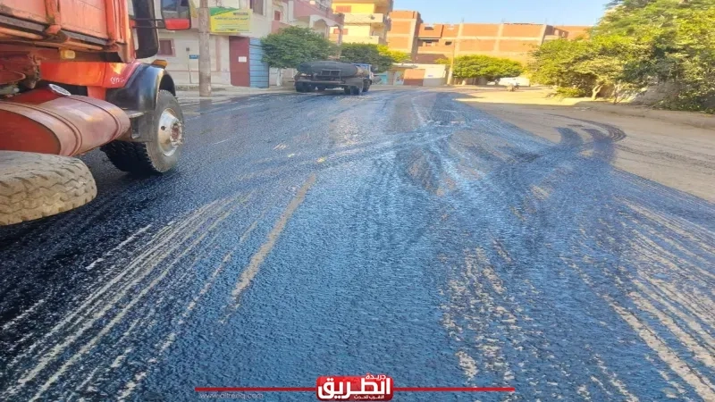 بدء أعمال رصف طريق العيايشة بكوم حمادة بطول 500 متر وبتكلفة 5 ملايين جنيه