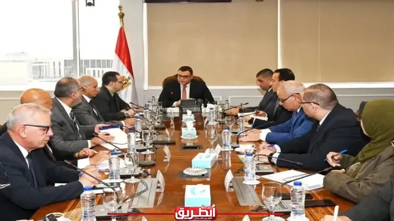 وزير الإسكان يعقد اجتماعا مع نواب ومساعدي هيئة المجتمعات العمرانية الجديدة لمتابعة الأعمال وملفات عمل الهيئة