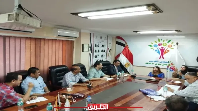 المشرف العام على المجلس القومي للأشخاص ذوي الإعاقة تستقبل عددًا من الصم من مختلف المحافظات
