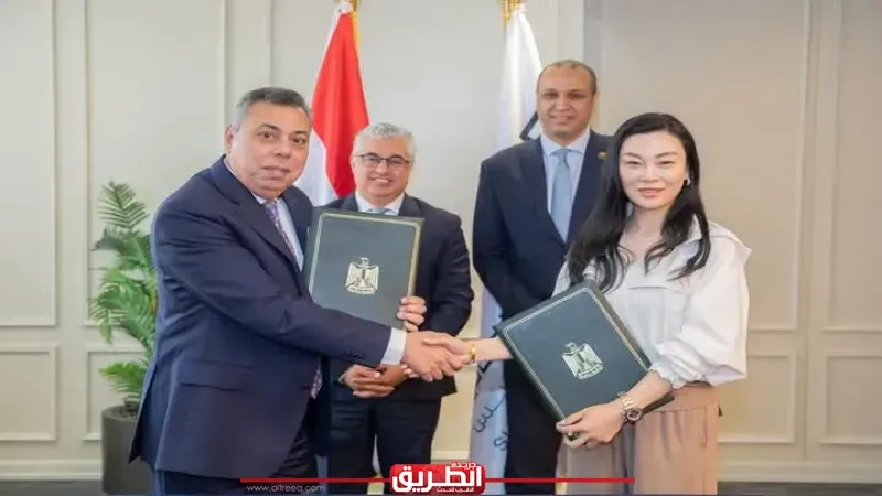 رئيس اقتصادية قناة السويس يشهد توقيع عقد مشروع جديد مع شركة 'شاوشين بيكي' الصينية لإنتاج الملابس الجاهزة بمنطقة القنطرة غرب