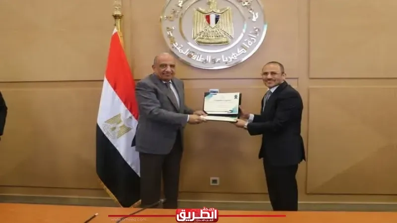 وزير الكهرباء والطاقة المتجددة يسلّم شهادات تأهيل 4 مشروعات لإنتاج الطاقة المتجددة وبيعها لمستهلكين صناعيين