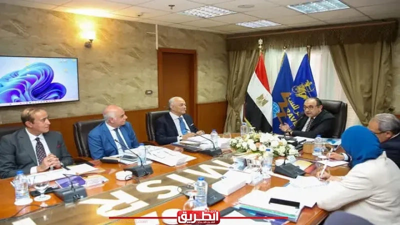 وزير قطاع الأعمال العام يعقد اجتماعًا موسعًا لمتابعة مستجدات العمل في عدد من المشروعات السياحية