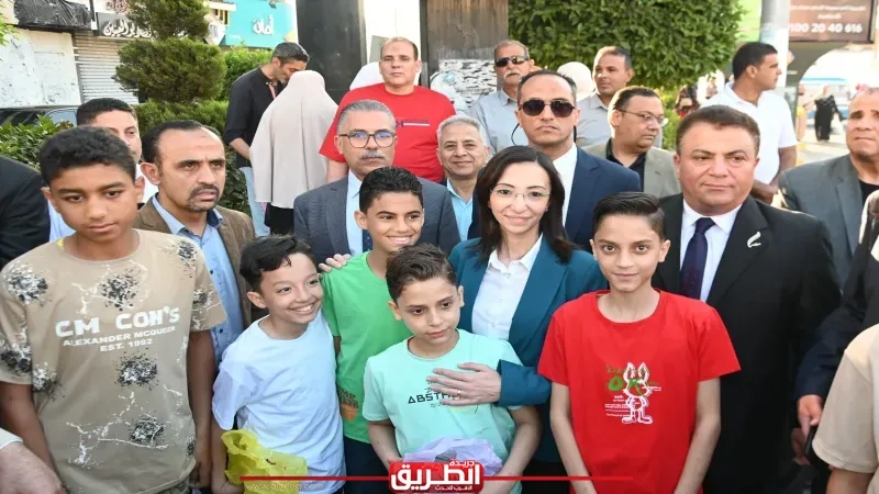 محافظ البحيرة تلتقي بجموع المصلين وتقدم التهنئة والهدايا للأطفال لمشاركتهم فرحة العيد