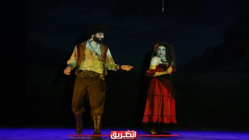 وزير الثقافة يشهد العرض المسرحي 'كارمن' بمسرح الطليعة ويشيد بصناعه