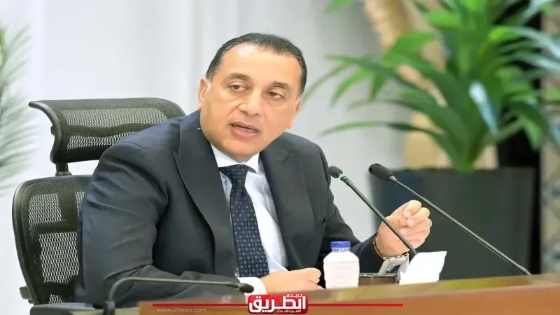 رئيس الوزراء يبدأ جولة تفقدية لمتابعة استعدادات البنية التحتية لاستيراد الغاز الطبيعي بمنطقة السخنة