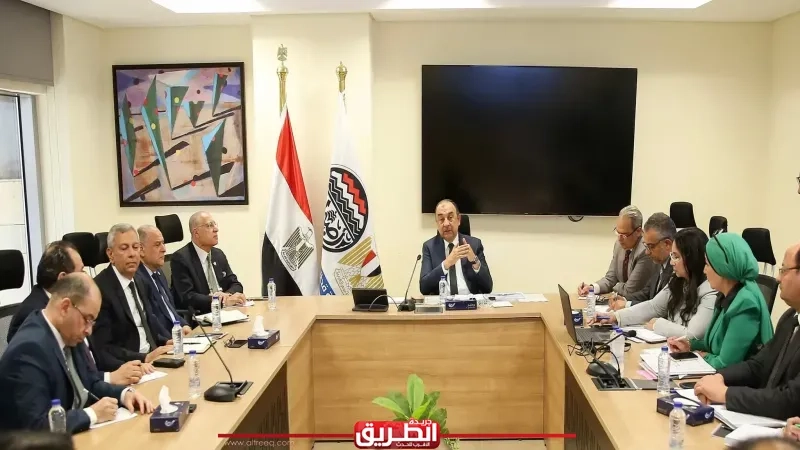 وزير قطاع الأعمال العام يجتمع برؤساء الشركات القابضة لمتابعة مشروعات التطوير والشراكة والاستثمار