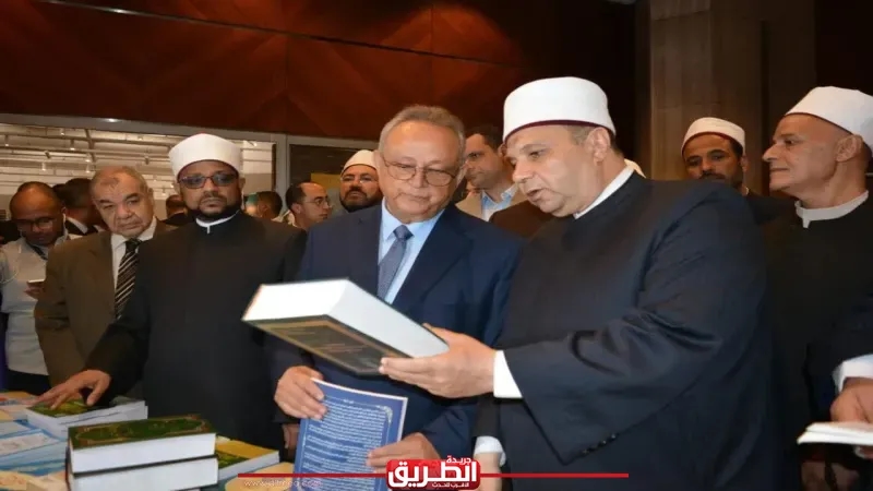 مدير مكتبة الإسكندرية، وأمين عام مجمع البحوث الإسلامية، يزوران جناح المجلس الأعلى للشئون الإسلامية بمعرض مكتبة الإسكندرية الدولي للكتاب