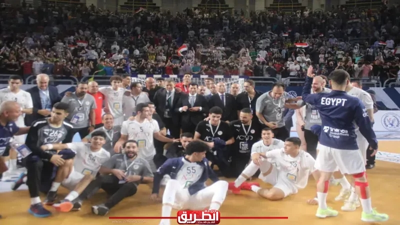 وزير الرياضة يحتفل في الملعب مع منتخب الناشئين بالتاهل لربع نهائي مونديال اليد