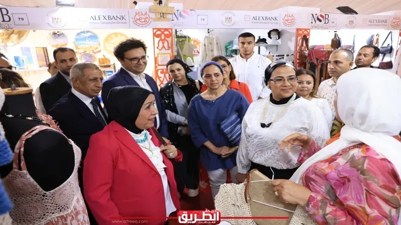 وزير الثقافة يتفقد معرض 'ديارنا' للحرف التراثية ويشيد بمهارة الحرفيين المصريين المشاركين