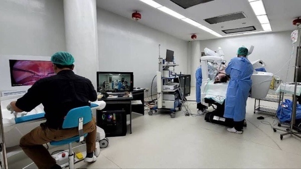 انبهار الجراحين الإندونيسيون بدقة الروبوت "سيناء" الإيراني