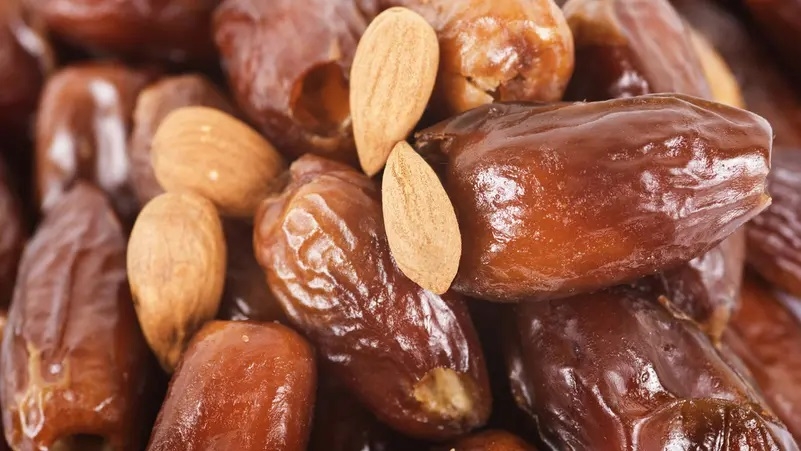 فوائد صحية لتناول التمر واللوز كل صباح.. تعرف عليها
