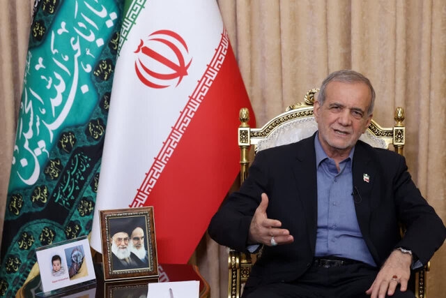 الرئيس بزشكيان: الأمريكان ألقوا القنابل على طاولة المفاوضات