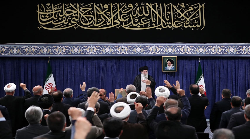 قائد الثورة: الشعب الإيراني وقف صفاً واحداً دفاعاً الوطن