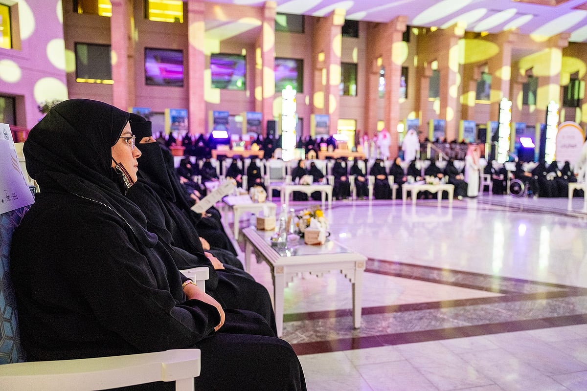 اخبار السعودية : أمير القصيم يُتوج 26 فائزة بجائزة "شقائق الرجال"