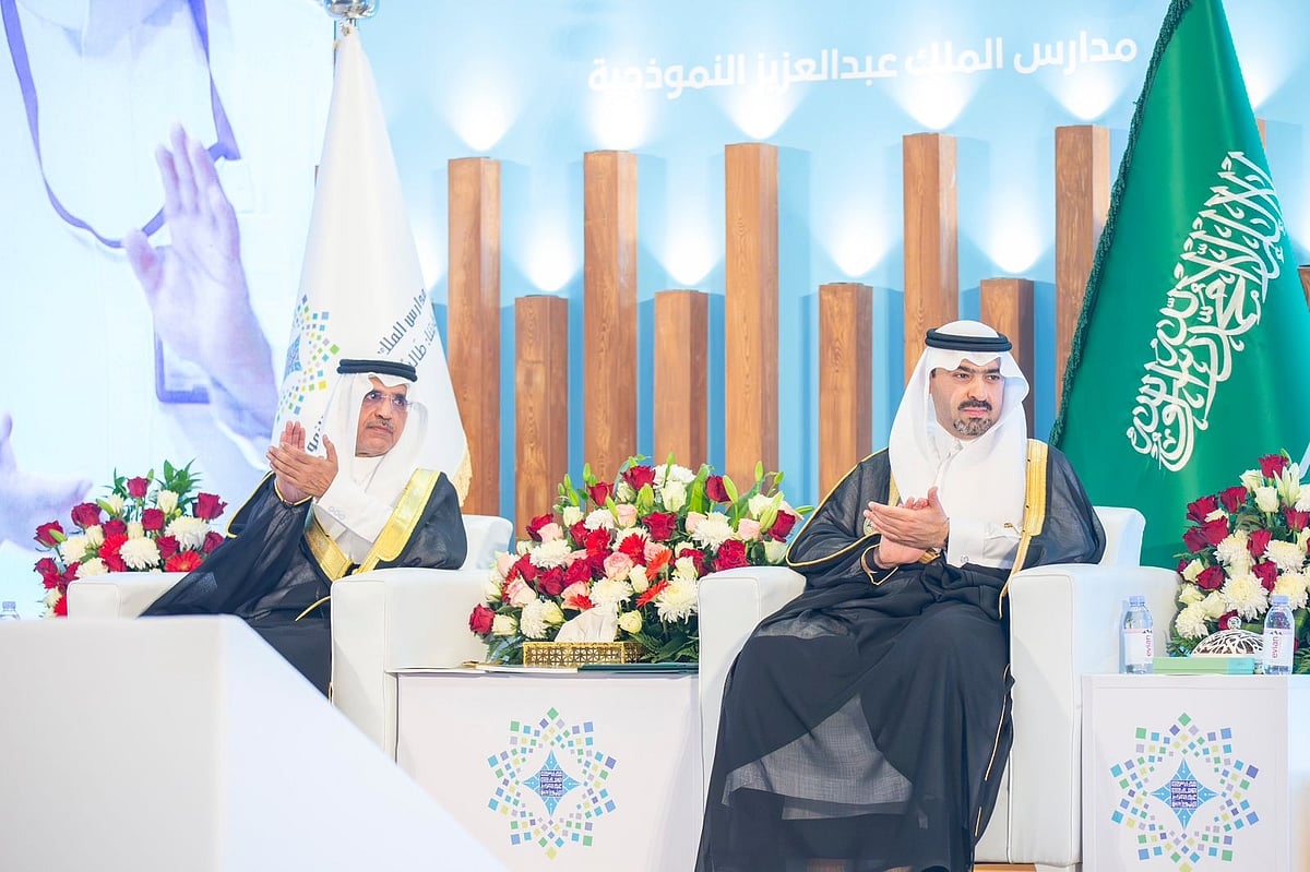 اخبار السعودية : نائب أمير تبوك يشهد حفل تكريم طلاب وطالبات مدارس الملك عبدالعزيز النموذجية