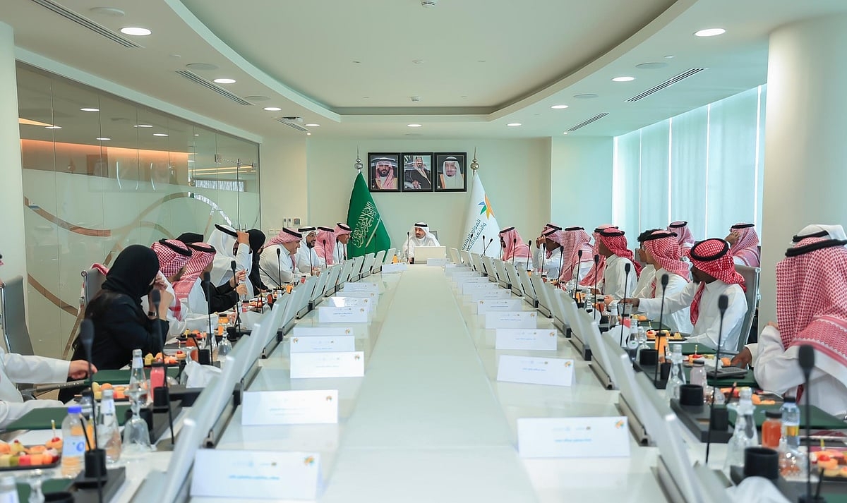 اخبار السعودية : "وزير الموارد البشرية" يلتقي 20 مبتعثاً من أبناء "إخاء" بعد عودتهم من بريطانيا