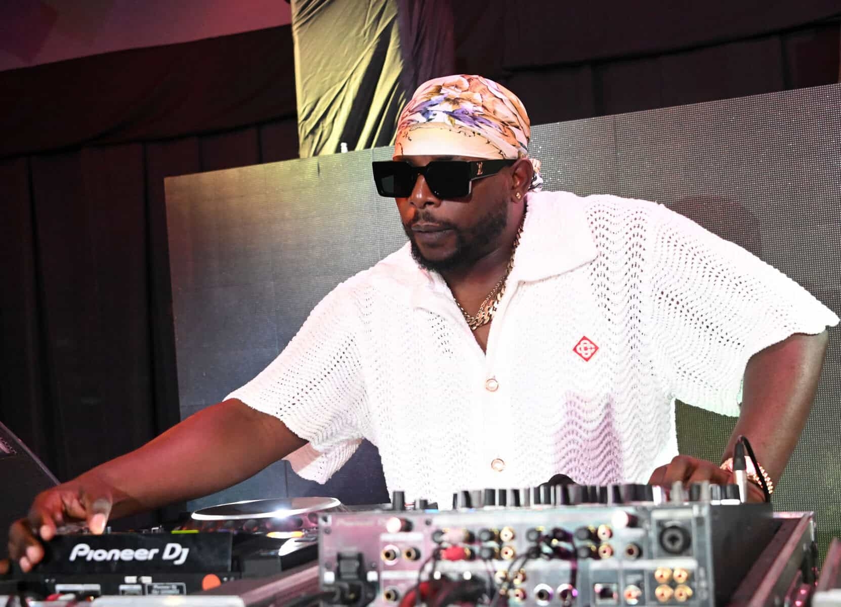 WATCH: Shocking! Fan tries to kiss Maphorisa's mid-set