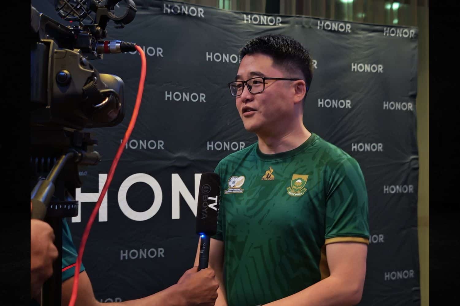Honor celebrates Amajita with R250 000 worth of 400 Lite devices to mark proud moment for South African football