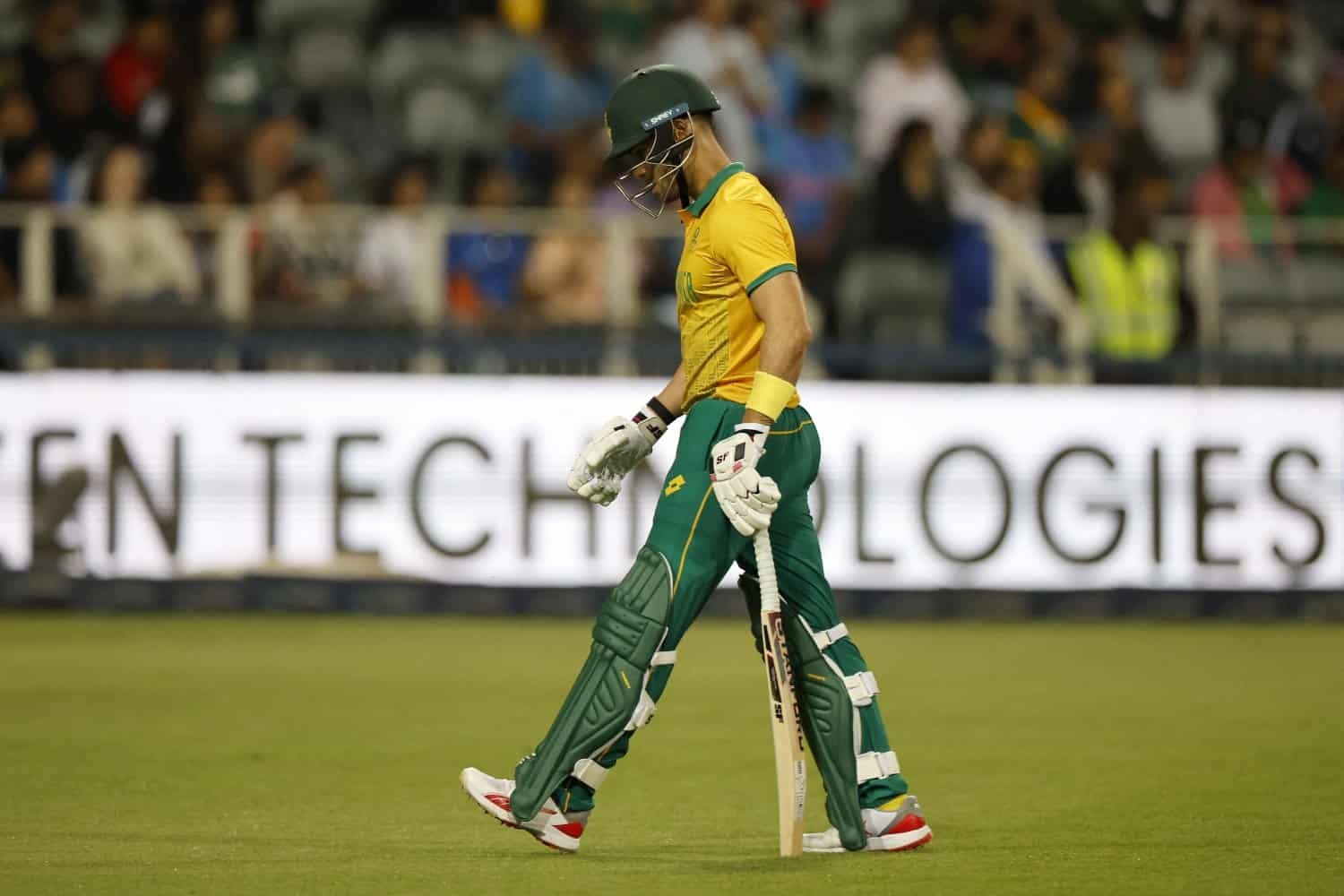 Proteas crushed by Black Caps again in T20 tri-series battle