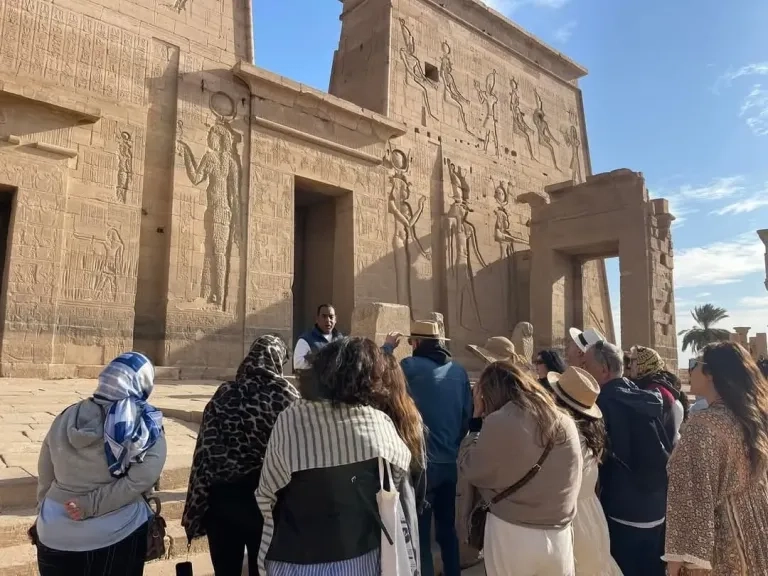 عظمة الأجداد.. معابد أسوان والأقصر تجذب فنانات 13 دولة عربية وأجنبية