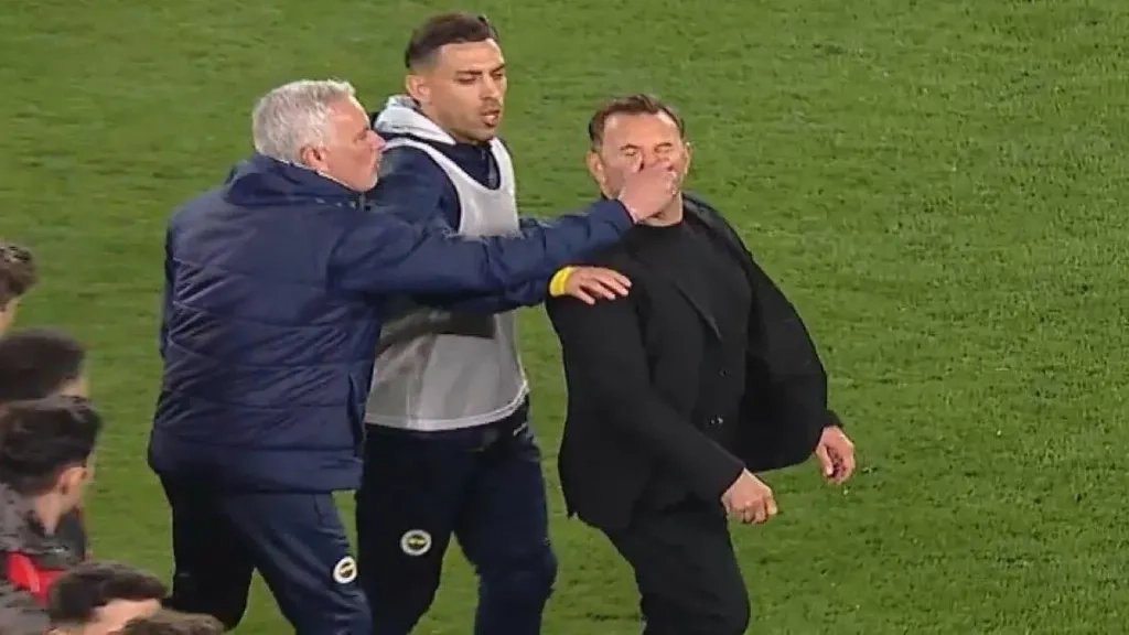 مورينيو يثير الجدل بعد حادثة مع مدرب جالطة سراي في كأس تركيا