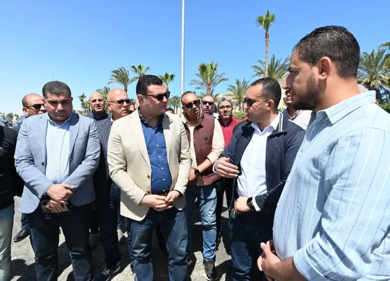 وزير الإسكان يتابع مشروعات رفع كفاءة الكباري والمسطحات الخضراء وتطوير المداخل والبوابات بمارينا