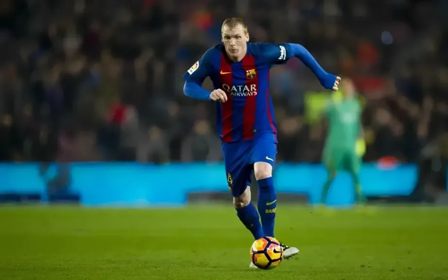 مدافع برشلونة السابق يترك المجد الكروي ويتحول إلى بائع أحذية