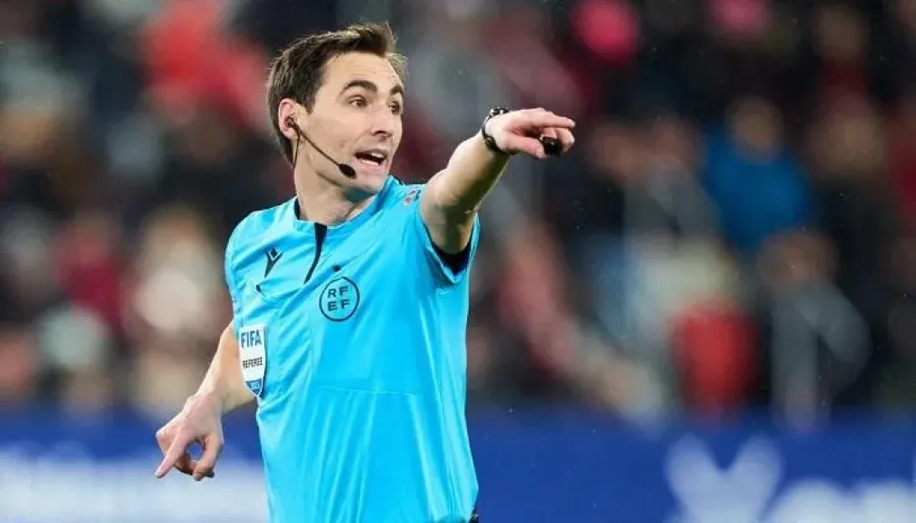 رسميًا.. دي بورجوس يقود كلاسيكو نهائي كأس الملك بين برشلونة وريال مدريد