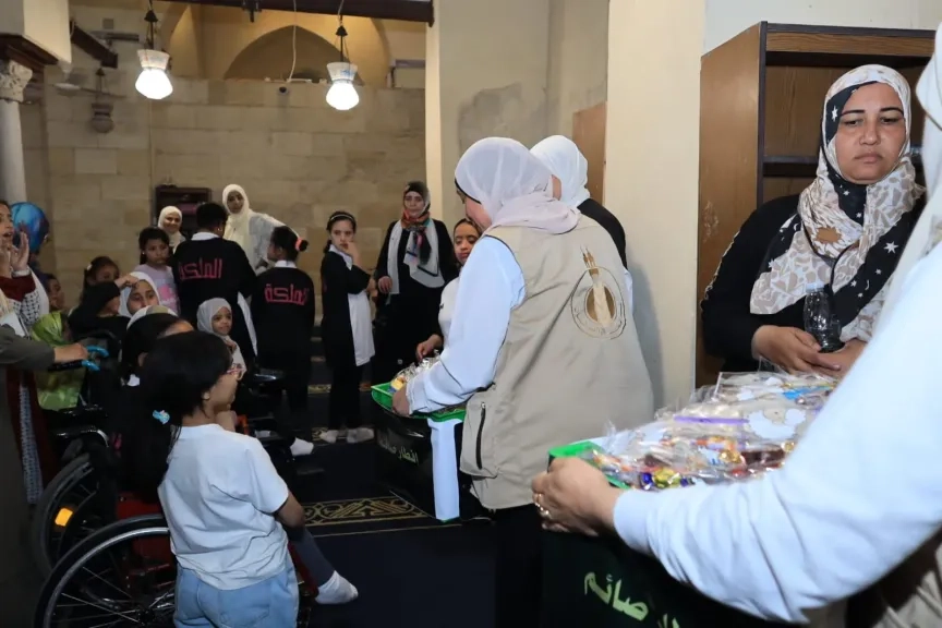 «بيت الزكاة والصدقات» يقدّم الهدايا والحلويات لـ200 طفل من ذوي الهمم عقب أداء صلاة عيد الأضحى بالجامع الأزهر