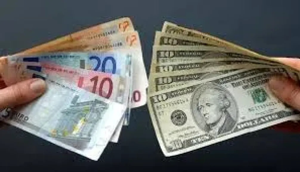 تراجع سعر الدولار الأمريكي امام معظم العملات بتعاملات اليوم