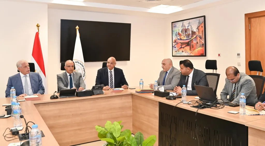 سويلم يبحث مع مستشار الرئيس ومحافظ القليوبية تطوير كورنيش النيل وحدائق الري وتعظيم الاستفادة من أملاك الوزارة