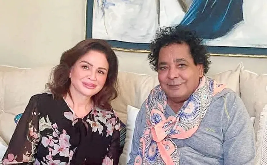 إلهام شاهين تزور محمد منير بعد أزمته الصحية وتطمئن جمهوره