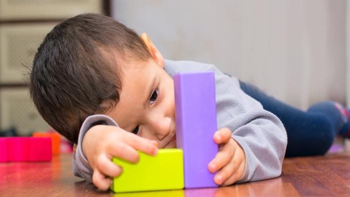 أسباب وأعراض تؤكد إصابة الطفل بالتوحد