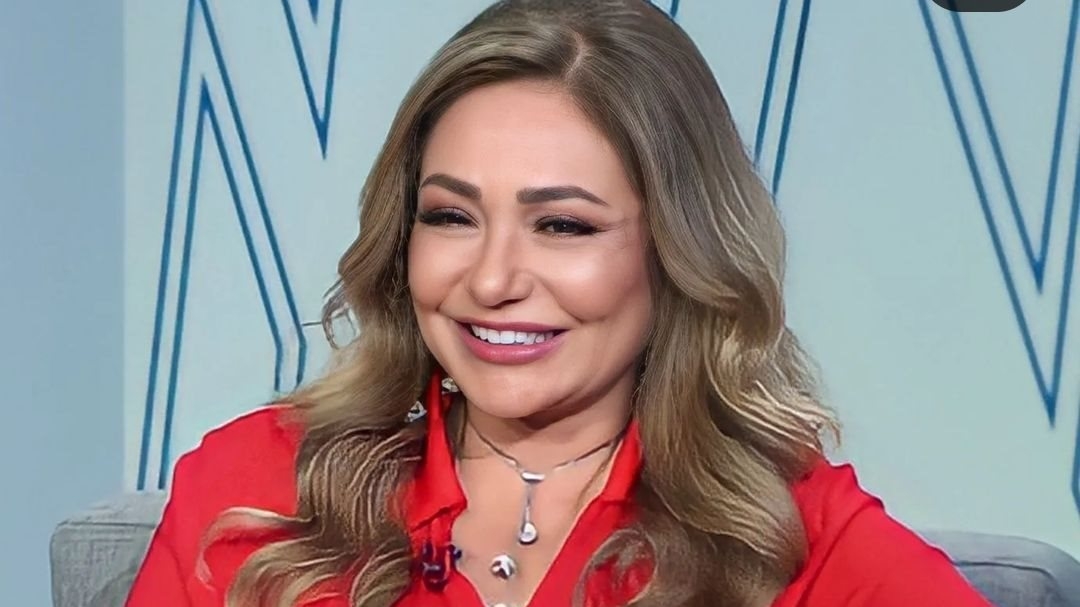 بإطلالة جذابة.. ليلى علوي تحتفل بعيد الحب