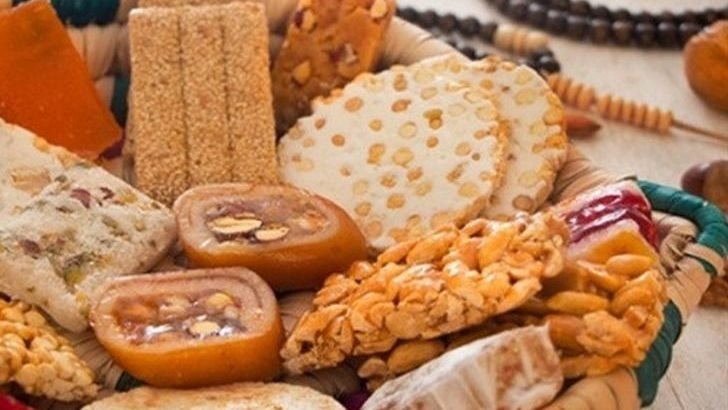 هل يجوز توزيع حلوى المولد واحتسابها من أموال الزكاة ؟..دار الإفتاء تجيب