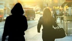 حبس عامل بمحل أدوات موسيقية لاتهامه بالتحـ.رش بسيدة أجنبية