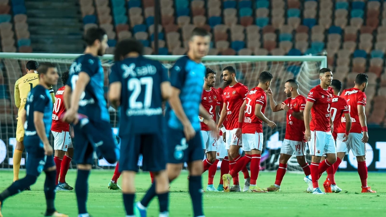 تعرف على طاقم تحكيم مواجهة الأهلي وبيراميدز في الدوري المصري