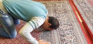 هل الضحك دون قصد أثناء الصلاة يبطلها؟.. أمين الفتوى يجيب