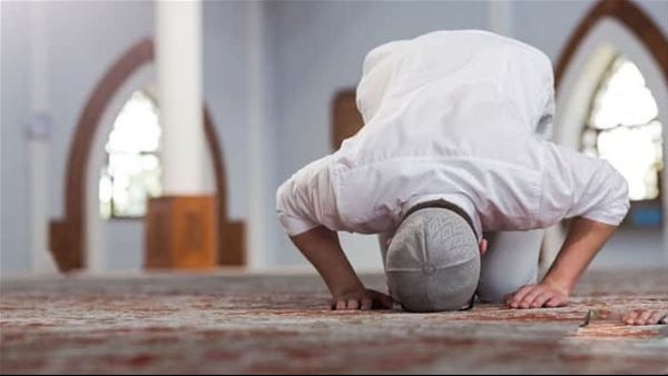 هل تجوز الصلاة بـ الفانلة الحمالات بسبب الحر الشديد؟.. الإفتاء تجيب