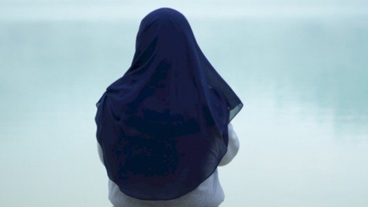 هل يأثم الزوج إذا لم يأمر زوجته بلبس الحجاب؟.. أمين الفتوى يجيب