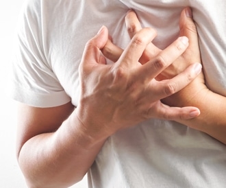 عادة شائعة في تنظيف الأسنان قد تضر القلب.. والأطباء يحذرون