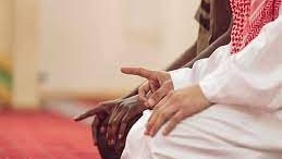 هل خروج الريح قبل التسليم من الصلاة بلحظات يبطلها؟.. الموقف الشرعي