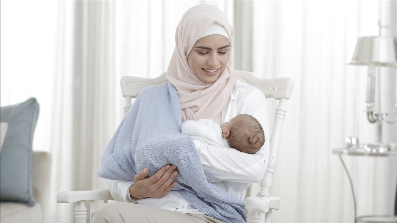 هل يجوز قراءة القرآن أثناء الرضاعة؟ الإفتاء تجيب