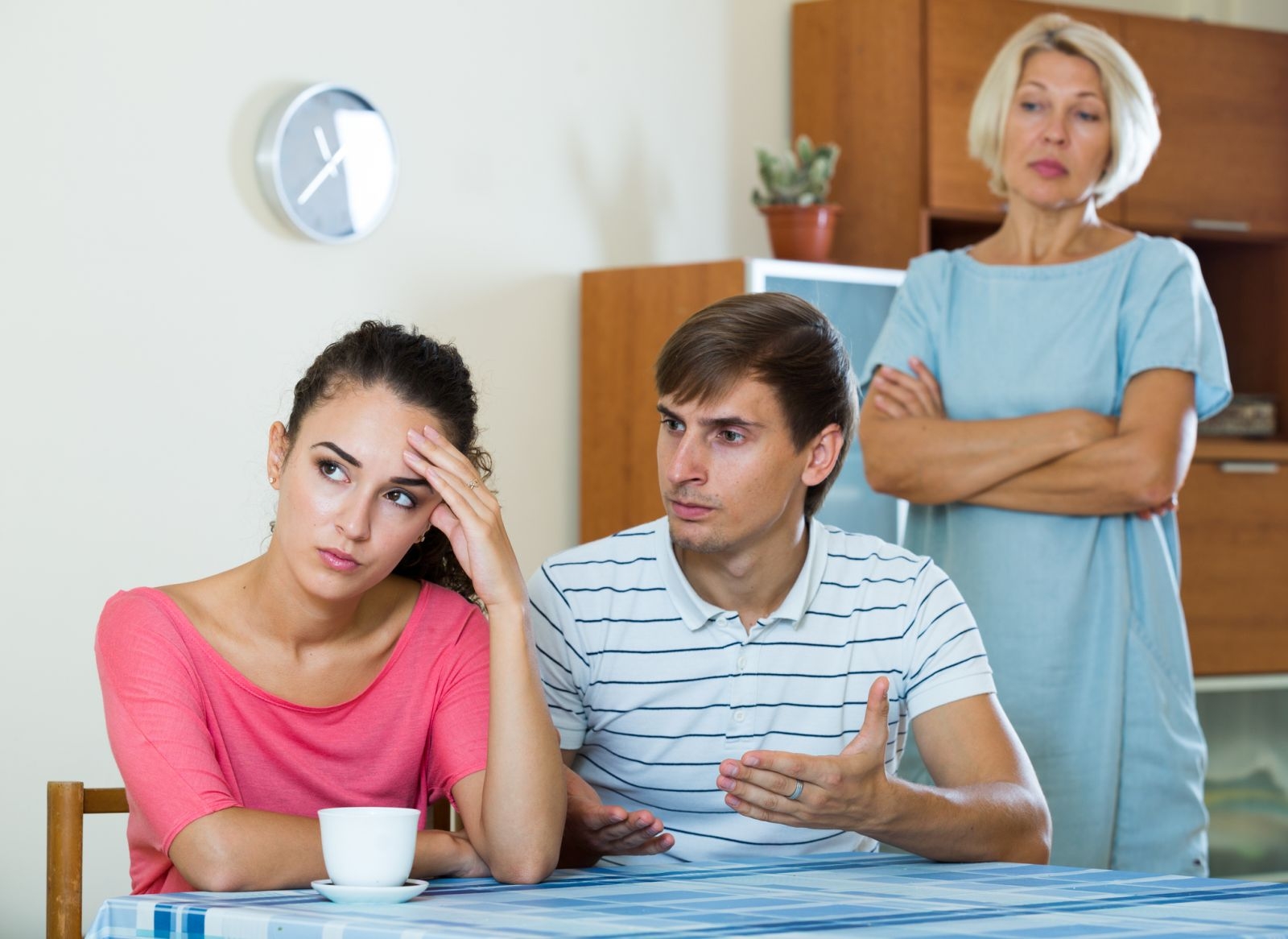 هل ينفع حماتي تاخد مفتاح البيت وتدخل بدون استئذان؟.. عضو بالأزهر العالمي تجيب